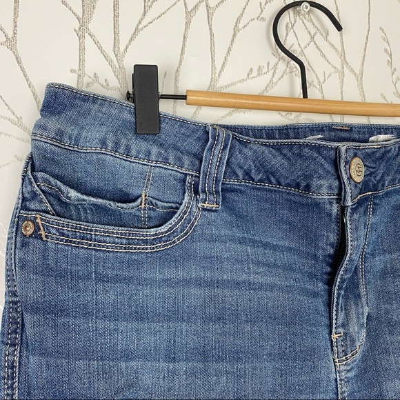 SEVEN7 Distressed High Rise Raw Hem Denim Shorts 16 - Picture 5 of 12